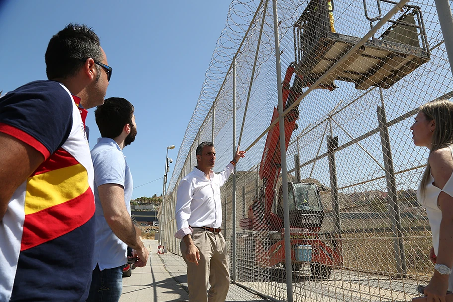Javier Ortega, Generalsekretär von VOX, besucht die Grenzmauer von Ceuta einen Tag nach dem massiven Grenzübertritt, bei dem es zu Angriffen auf die staatlichen Sicherheitskräfte kam, 27. Juli 2018